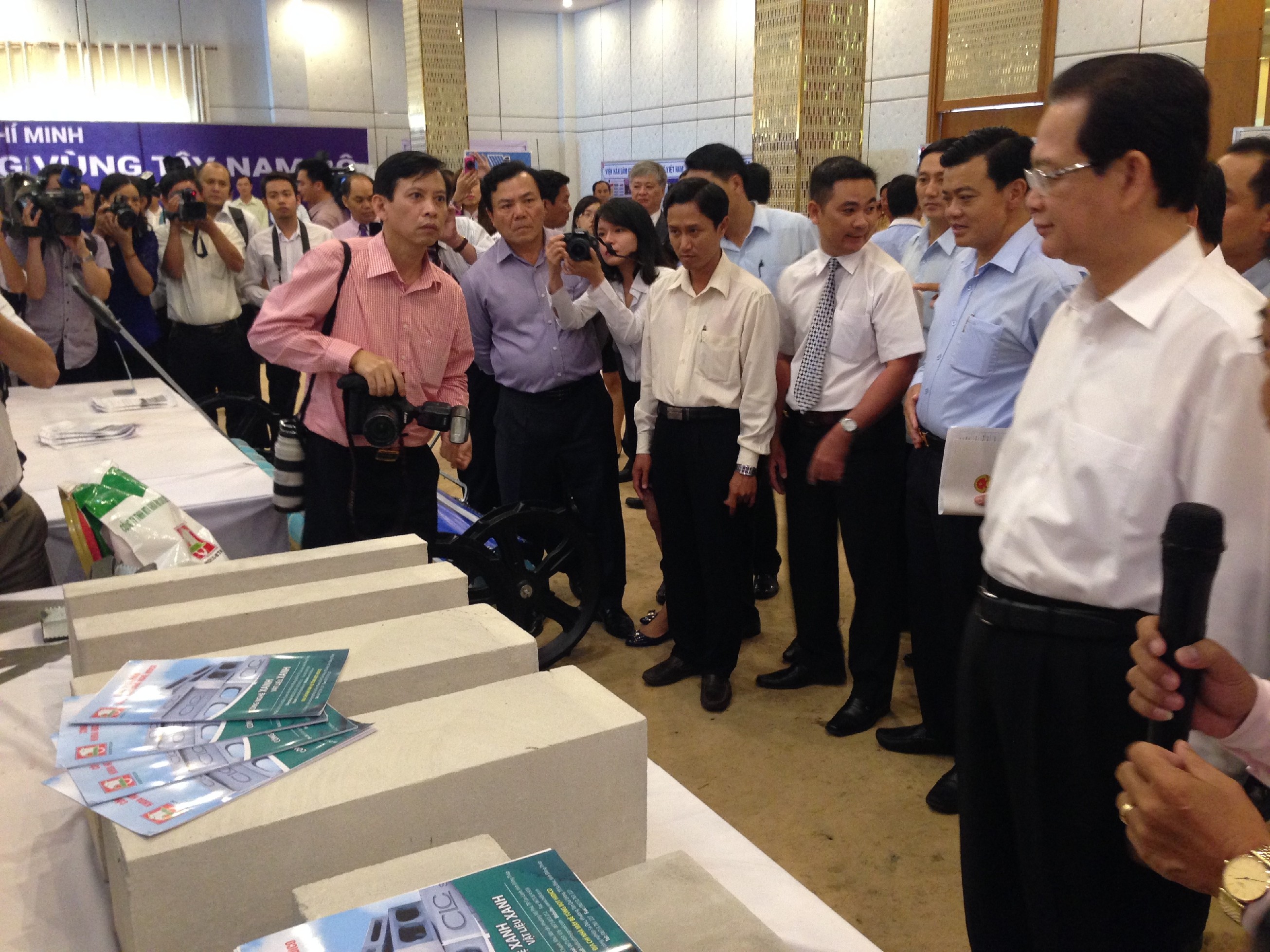 Thủ Tướng Nguyễn Tấn Dũng thăm gian hàng trưng bày sản phẩm Block Bê tông bọt của Công ty cổ phần Khoa học công nghệ HIDICO